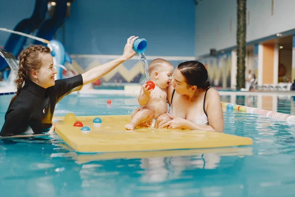 Madre e hijo pequeño en una piscina — Foto de Stock