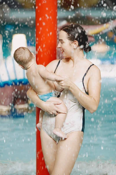 Мать и маленький сын наслаждаются плаванием в бассейне — стоковое фото
