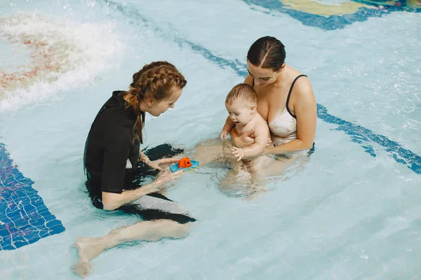 Madre e hijo pequeño en una piscina — Foto de Stock