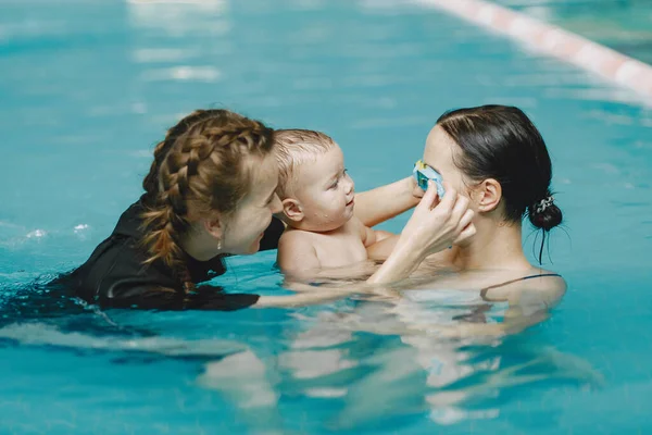 Anne ve küçük oğlu yüzme havuzunda.