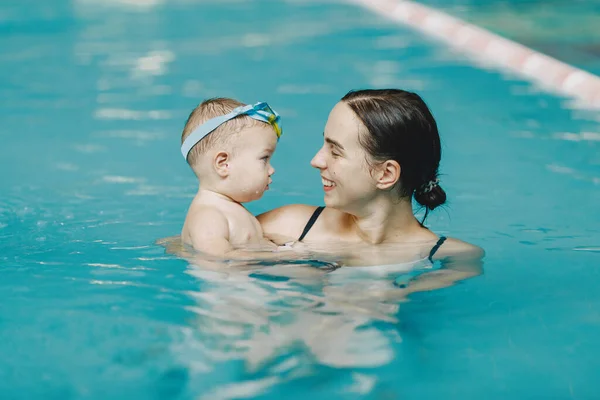 Μητέρα και μικρός γιος απολαμβάνουν το κολύμπι σε μια πισίνα — Φωτογραφία Αρχείου