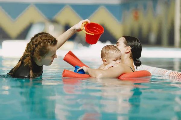 Мать и маленький сын в бассейне — стоковое фото