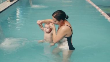 Baby Boy Annesiyle Su Egzersizleri Yapıyor