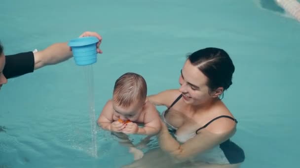 Matka i mały syn na lekcji pływania z instruktorką — Wideo stockowe