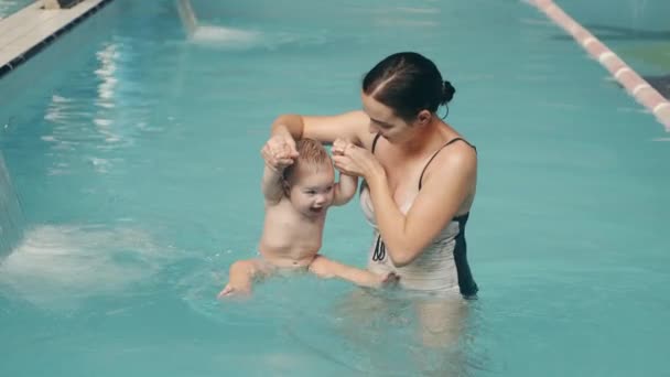 Menino fazendo exercícios de água com a mãe — Vídeo de Stock