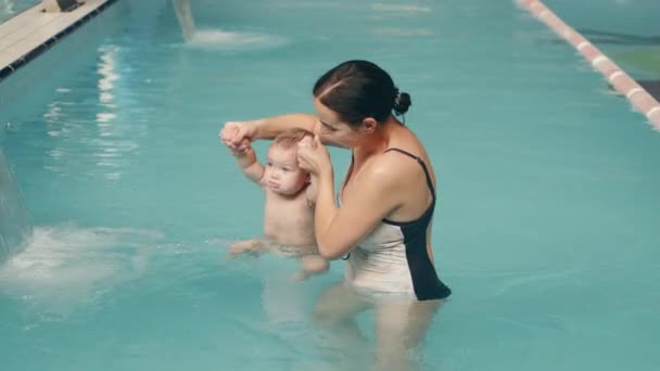 Menino fazendo exercícios de água com a mãe — Vídeo de Stock