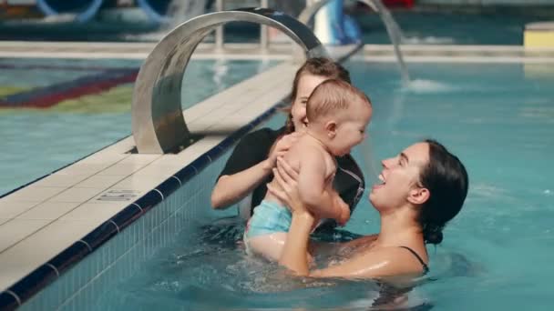 Mère et enfant fils à la leçon de natation avec instructrice — Video