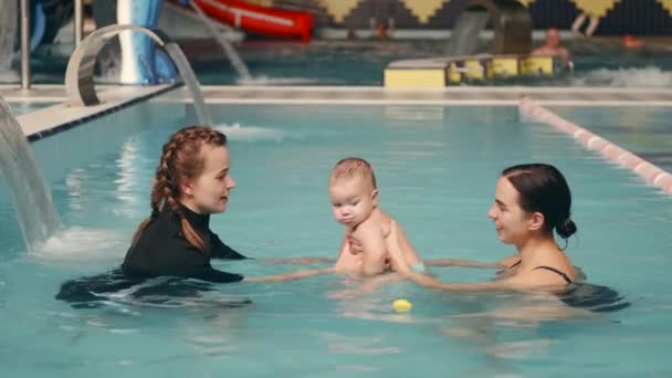 Madre e hijo pequeño en la lección de natación con instructora — Vídeos de Stock