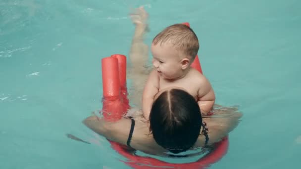 Madre e hijo pequeño en un parque acuático — Vídeos de Stock