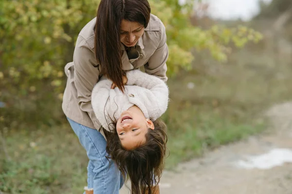 Mutter mit Tochter spielt Karriere — Stockfoto