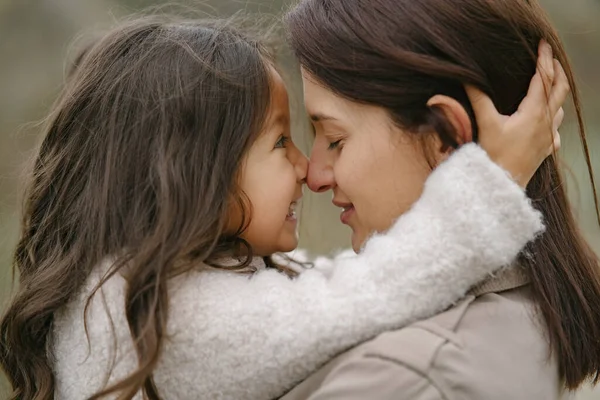 Mutter mit Tochter spielt Karriere — Stockfoto