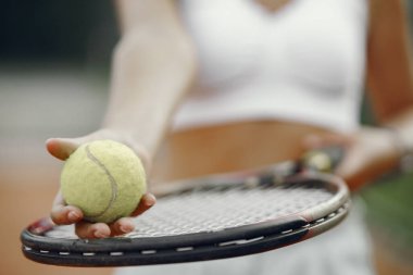 Yaz tenis kortunda şık bir kadın.