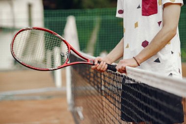 Yaz tenis kortunda yakışıklı bir adam.