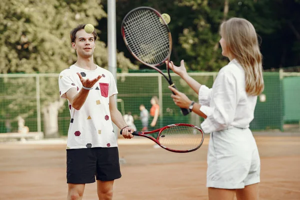 Pár hrát tenis hry venku — Stock fotografie