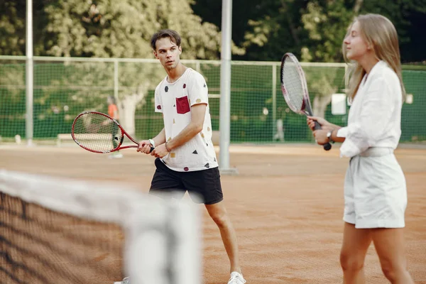 Pár hrát tenis hry venku — Stock fotografie