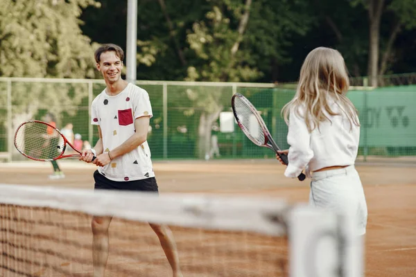 Pár hrát tenis hry venku — Stock fotografie