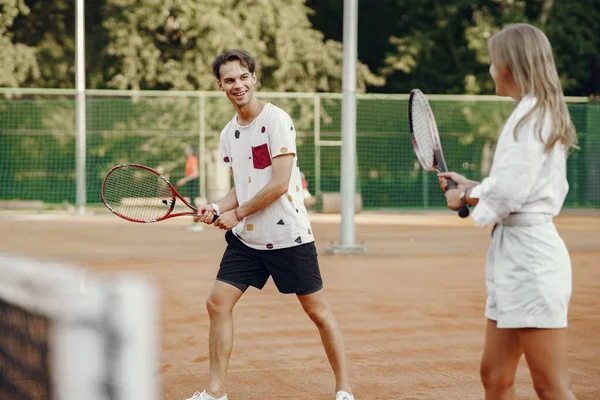 Pár hrát tenis hry venku — Stock fotografie