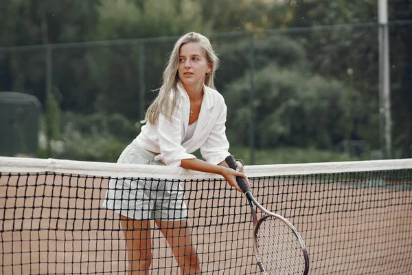 Yaz tenis kortunda şık bir kadın. — Stok fotoğraf