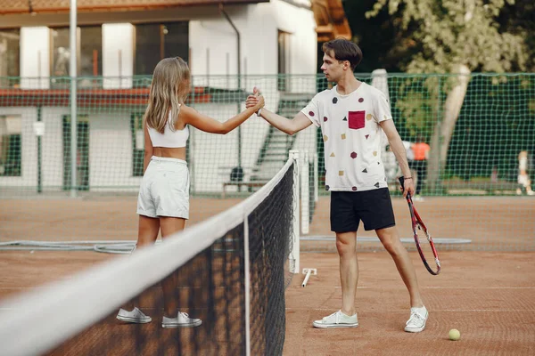 Pár hrát tenis hry venku — Stock fotografie