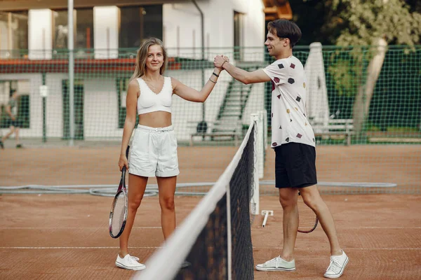 Pár hrát tenis hry venku — Stock fotografie