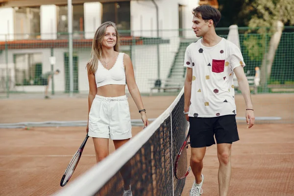 Ouple giocare a tennis gioco all'aperto — Foto Stock