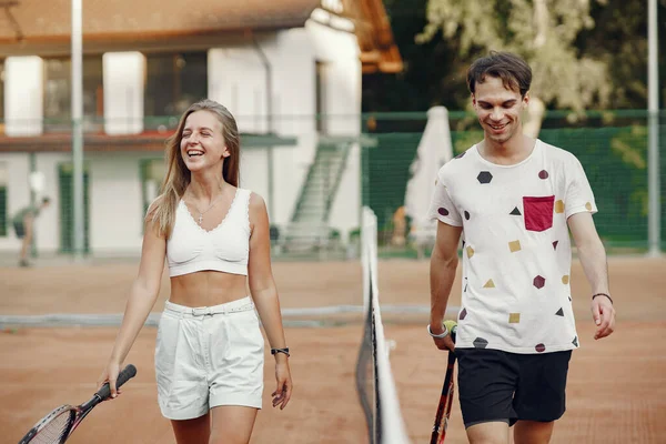 Ouple giocare a tennis gioco all'aperto — Foto Stock