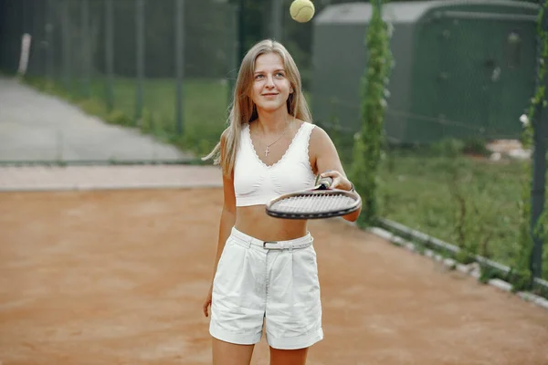 Femme élégante dans un court de tennis d'été — Photo