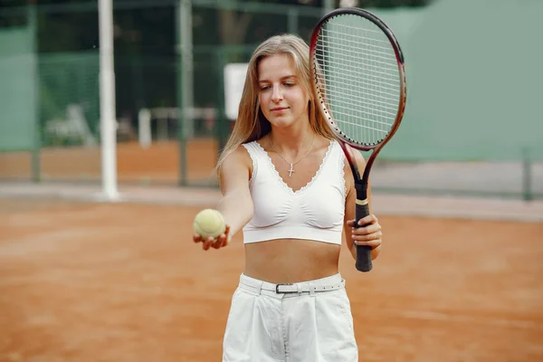 Donna elegante in un campo da tennis estivo — Foto Stock
