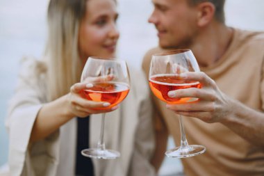 İnsanlar piknik setiyle suyun kenarında oturuyorlar.