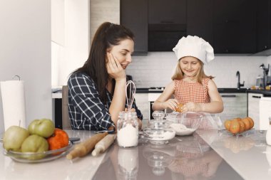 Mutfakta bir aile Kurabiye için hamur pişirir