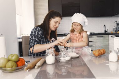 Mutfakta bir aile Kurabiye için hamur pişirir