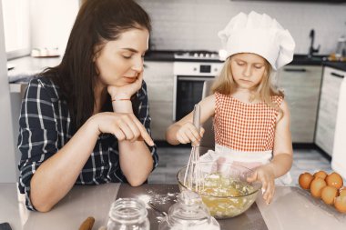 Mutfakta bir aile Kurabiye için hamur pişirir