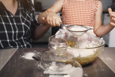 Mutfakta bir aile Kurabiye için hamur pişirir