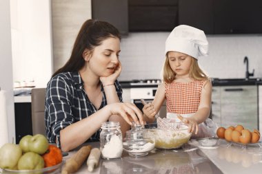 Mutfakta bir aile Kurabiye için hamur pişirir