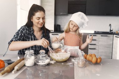Mutfakta bir aile Kurabiye için hamur pişirir
