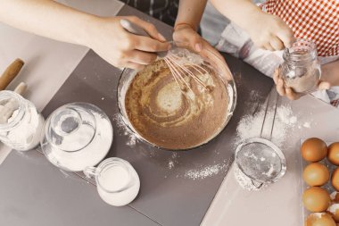 Mutfakta bir aile Kurabiye için hamur pişirir