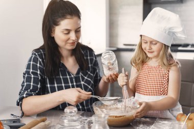 Mutfakta bir aile Kurabiye için hamur pişirir