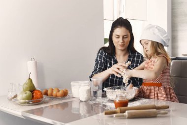 Mutfakta bir aile Kurabiye için hamur pişirir