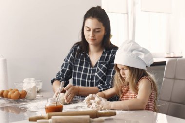 Mutfakta bir aile Kurabiye için hamur pişirir