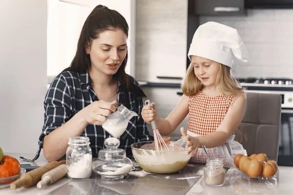 La familia en la cocina cuecen la masa para las galletas — Foto de Stock