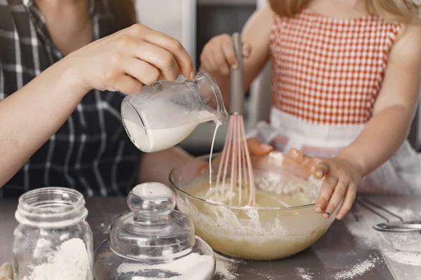 Familie in der Küche kocht Teig für Plätzchen — Stockfoto