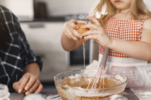 Familie in der Küche kocht Teig für Plätzchen — Stockfoto
