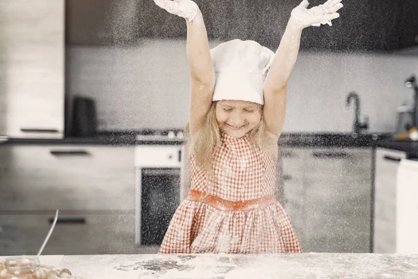 Маленька дівчинка готує тісто для печива — стокове фото