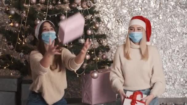 Amigos em máscaras e chapéus de Papai Noel celebrando o Natal em casa durante a pandemia — Vídeo de Stock
