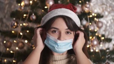 Güzel Avrupalı kadını Noel 'de maske takarken yakından görmek