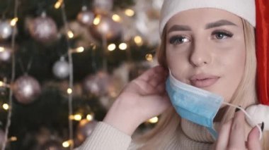 Güzel Avrupalı kadını Noel 'de maske takarken yakından görmek
