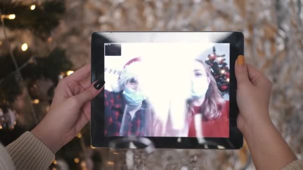 Chicas amigos celebrando la Navidad y haciendo videollamada en la tableta — Vídeos de Stock