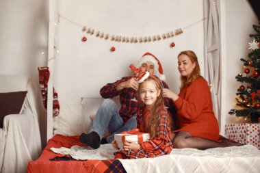 Evde küçük kızı olan bir aile.