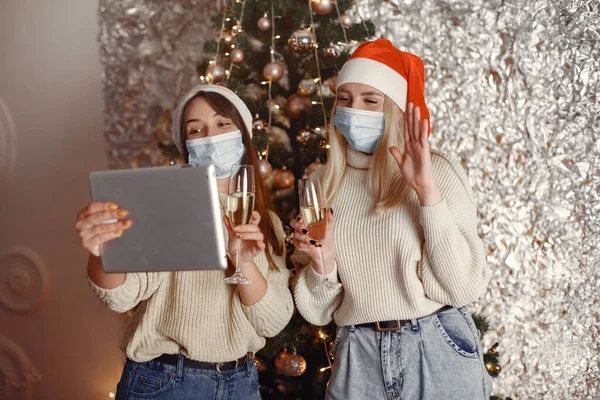 Las mujeres se divierten con sus amigos de chat de vídeo en casa para Navidad — Foto de Stock