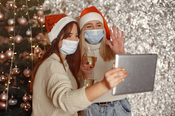Las mujeres se divierten con sus amigos de chat de vídeo en casa para Navidad — Foto de Stock